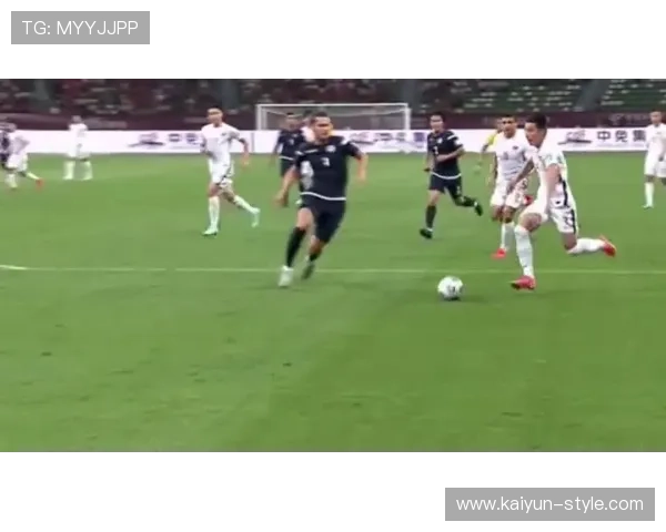 亚马尔罚丢点球后凝视球门，年轻面孔写满失望